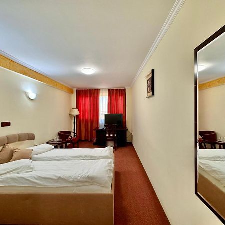 Hotel Helin Aeroport - Craiova Kültér fotó