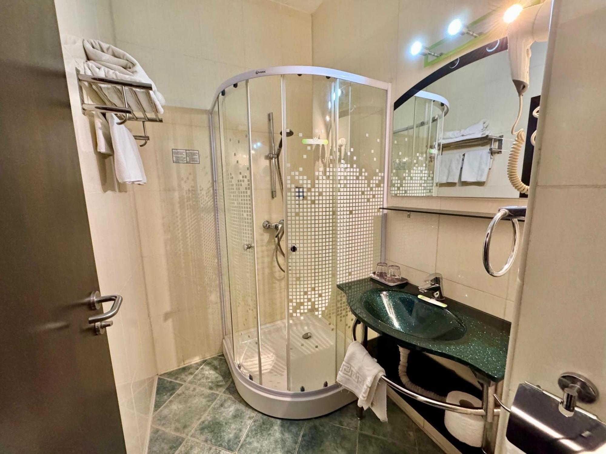 Hotel Helin Aeroport - Craiova Kültér fotó