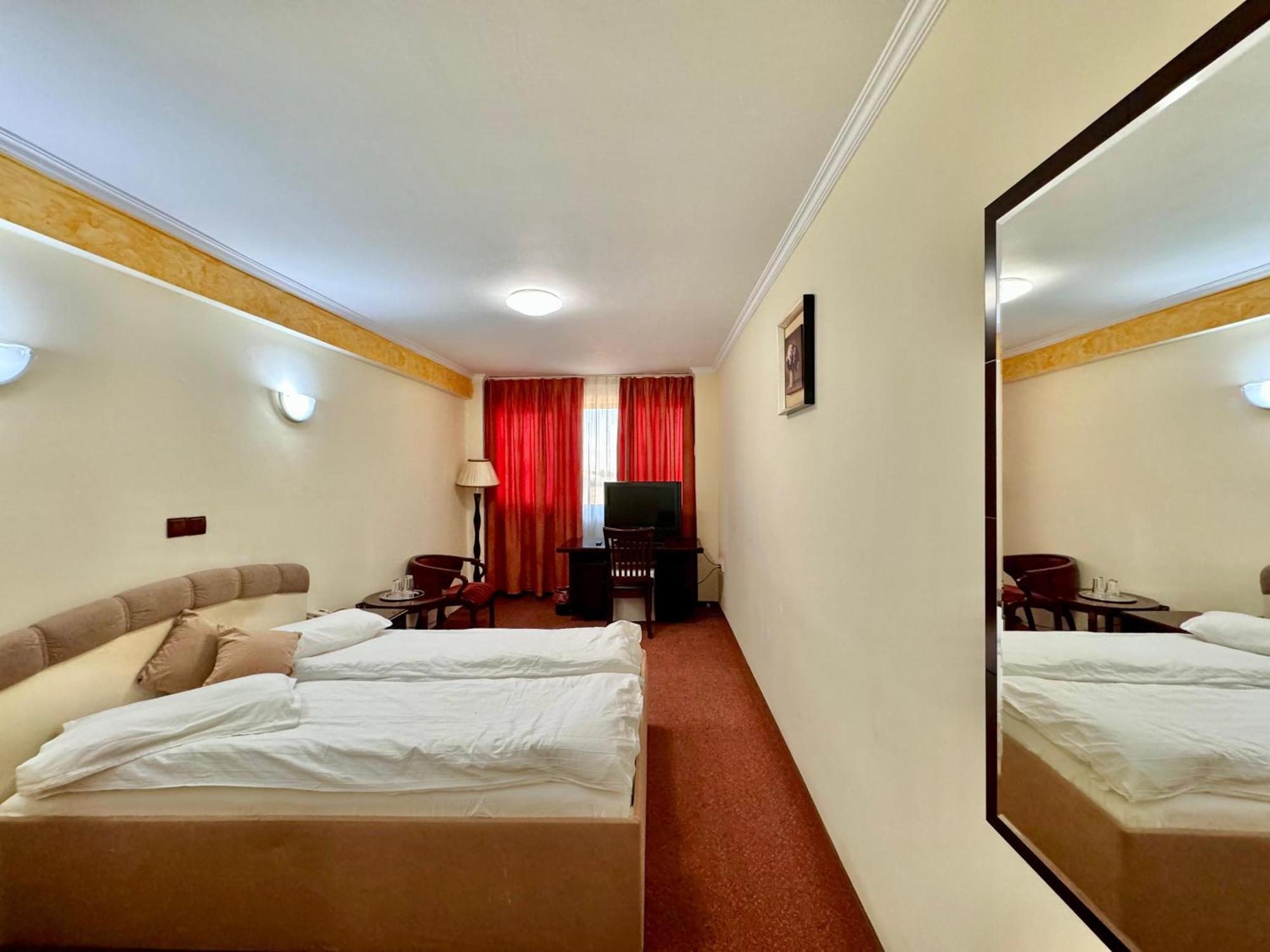 Hotel Helin Aeroport - Craiova Kültér fotó