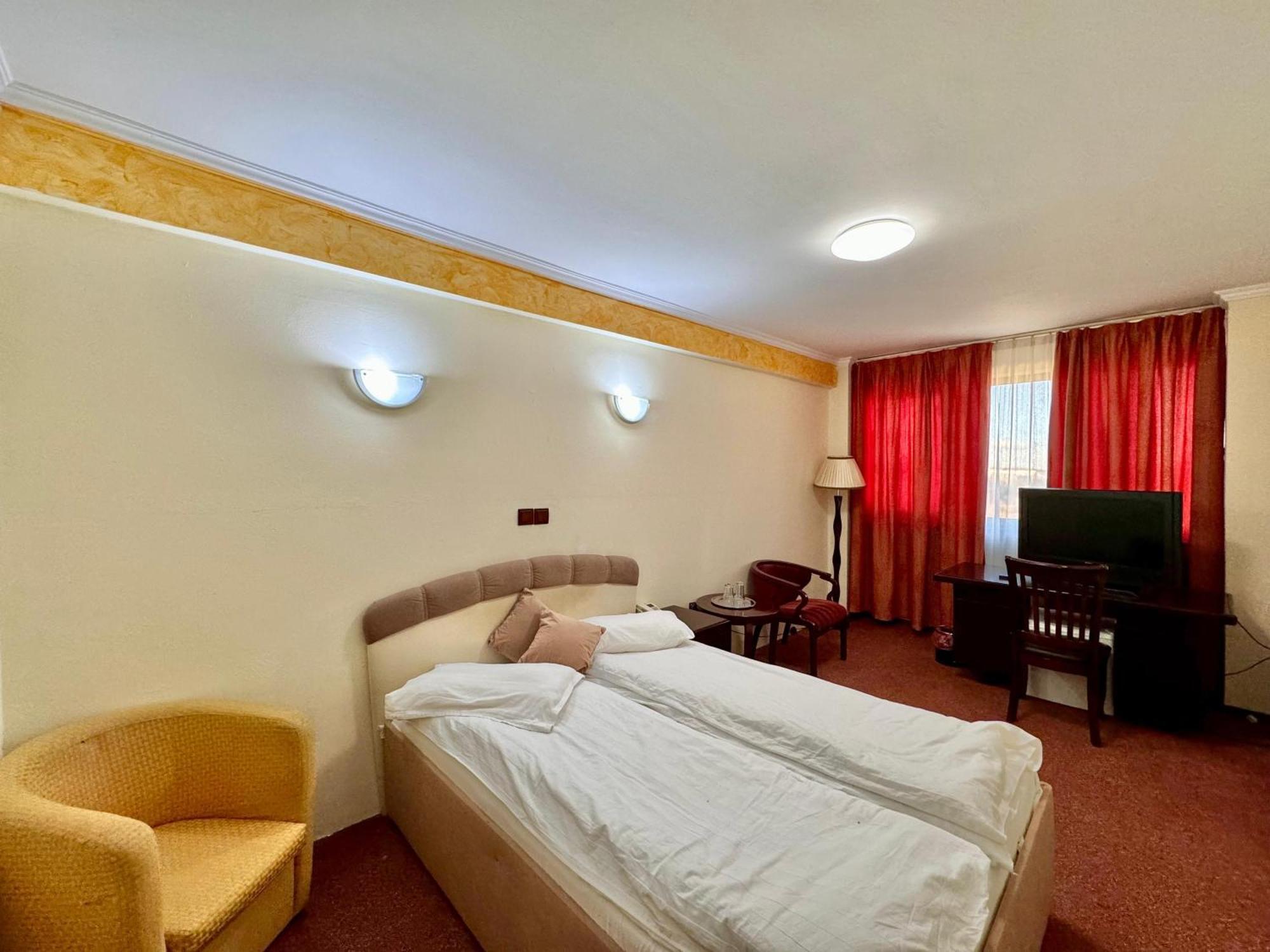 Hotel Helin Aeroport - Craiova Kültér fotó