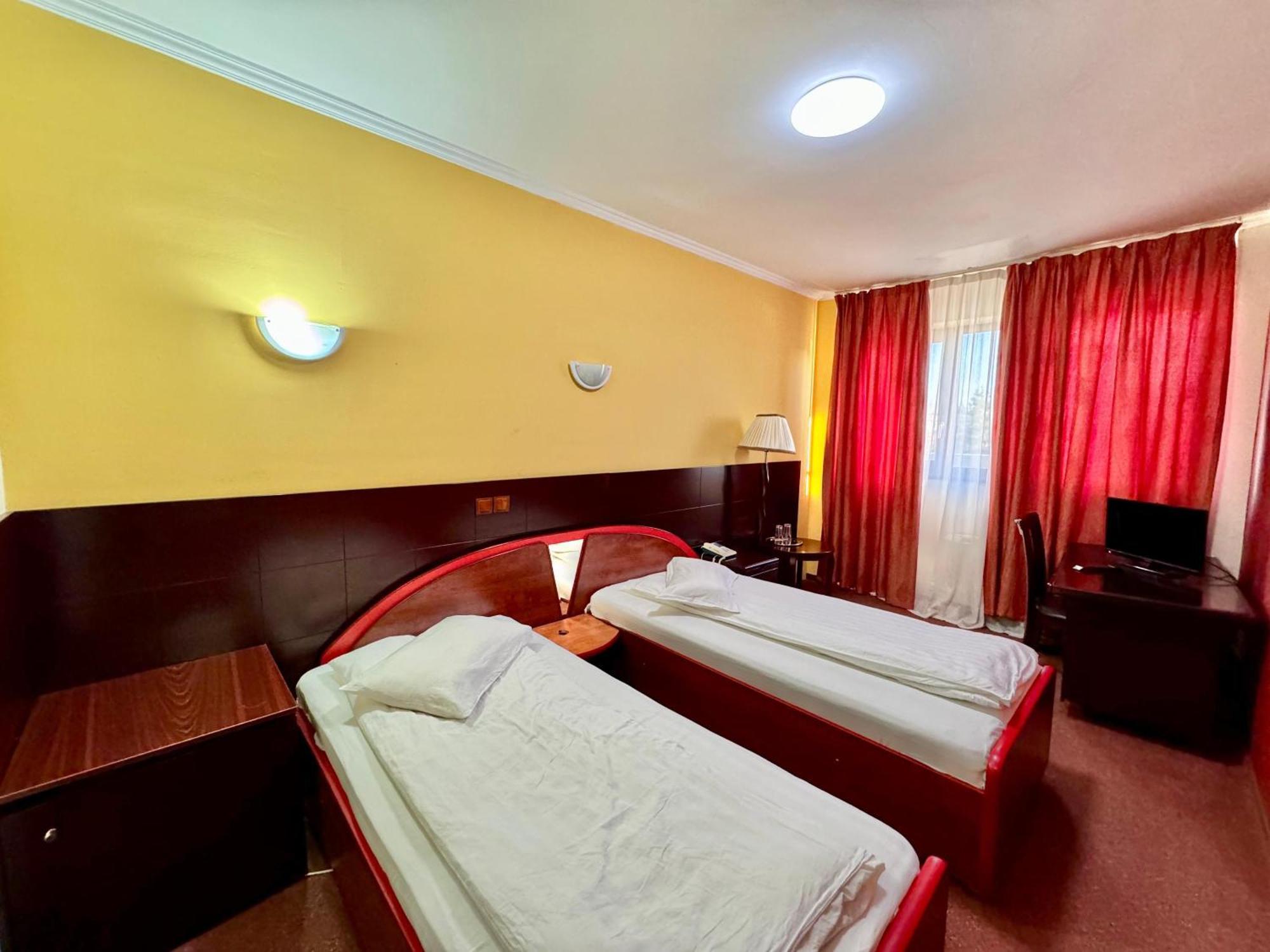 Hotel Helin Aeroport - Craiova Kültér fotó