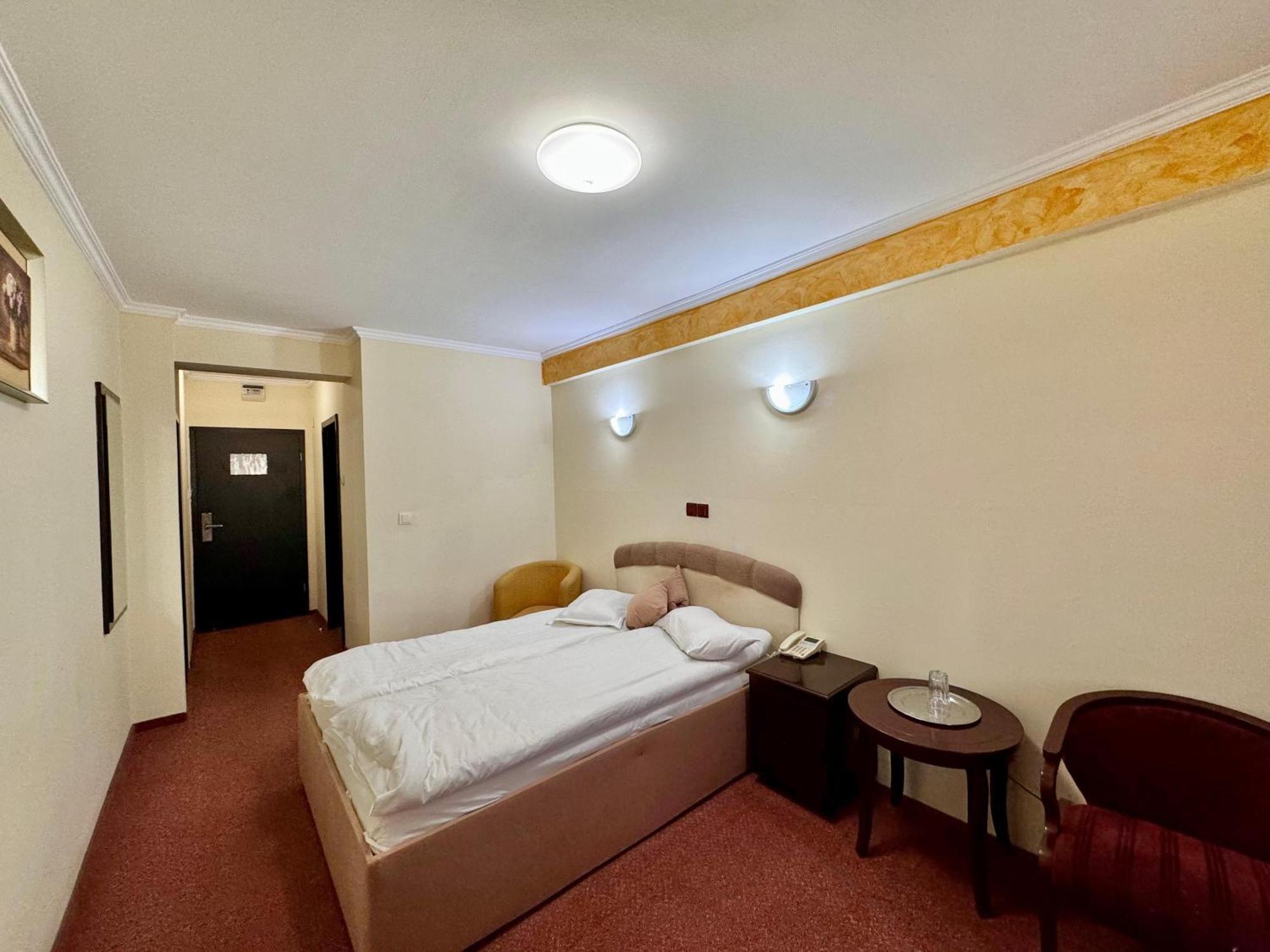 Hotel Helin Aeroport - Craiova Kültér fotó