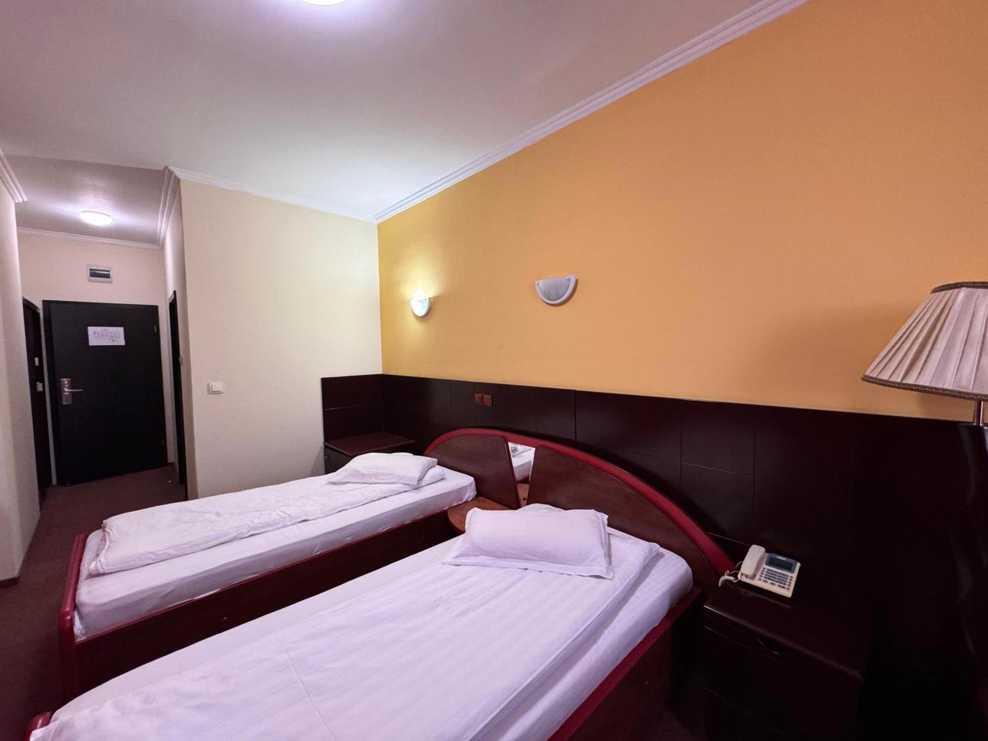 Hotel Helin Aeroport - Craiova Kültér fotó