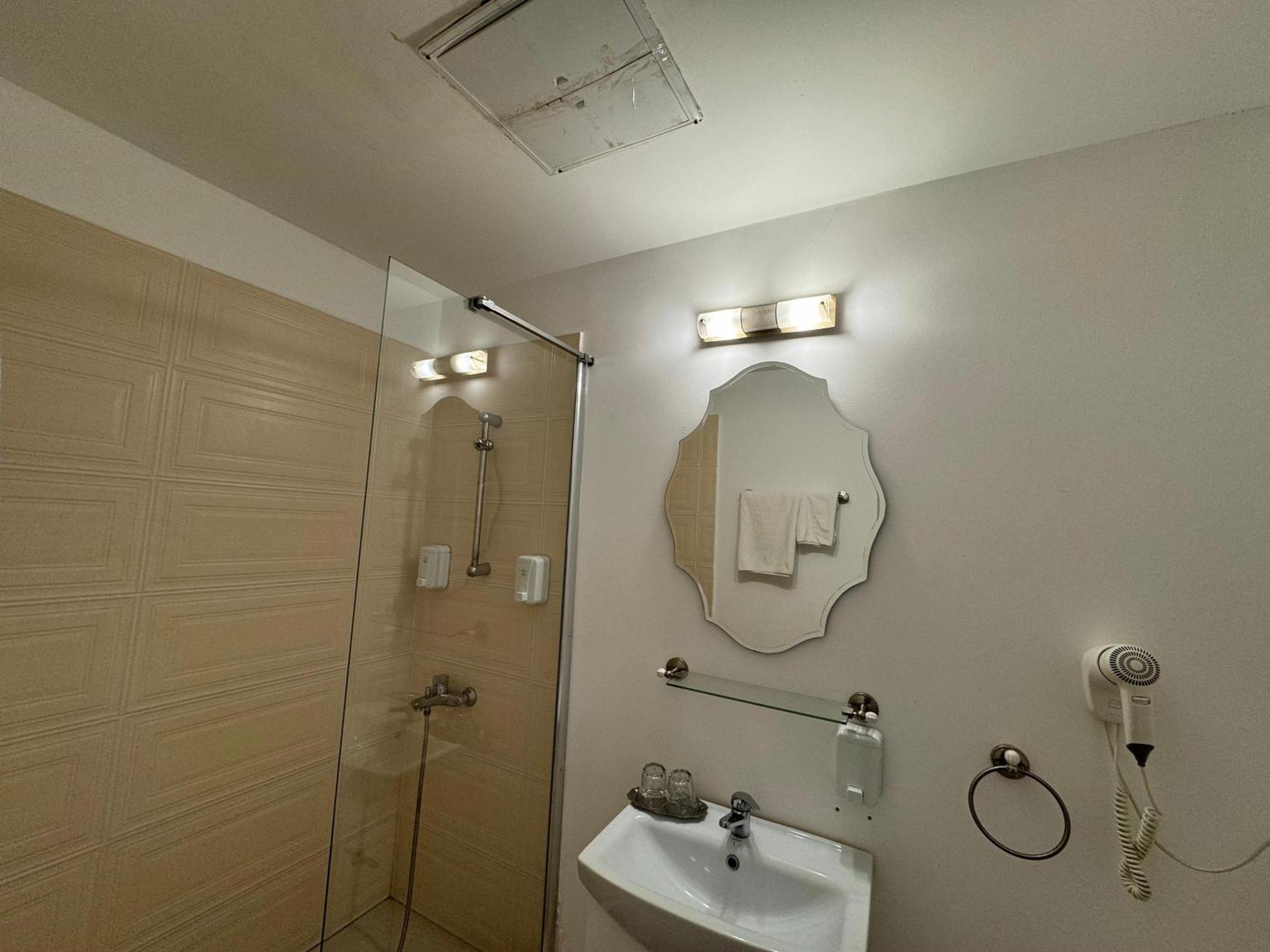 Hotel Helin Aeroport - Craiova Kültér fotó