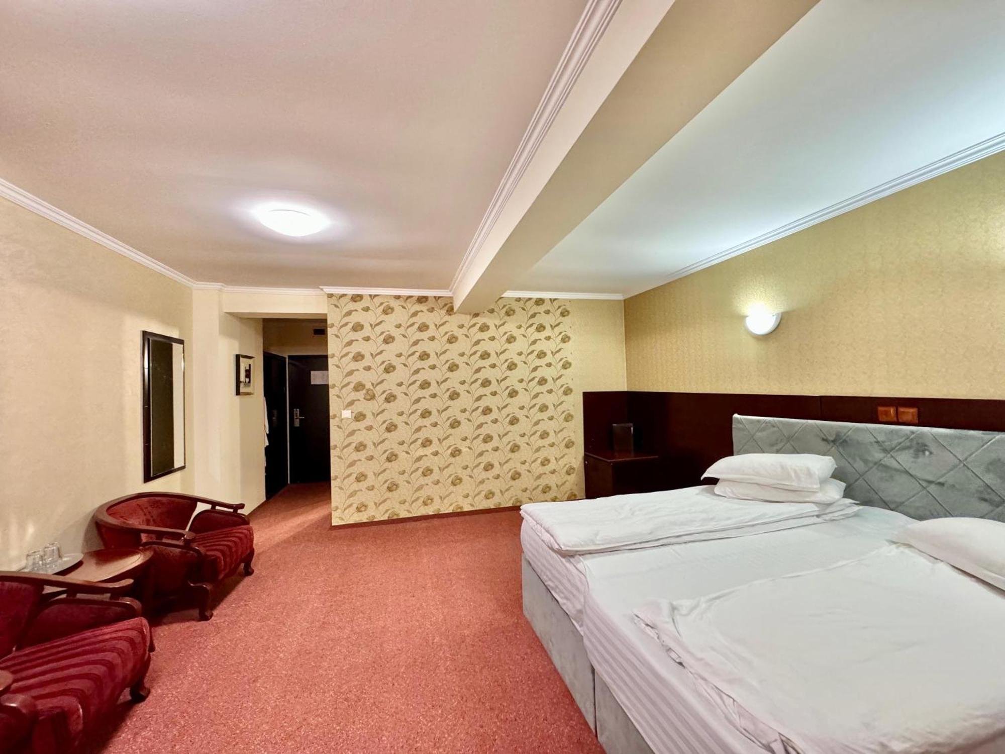Hotel Helin Aeroport - Craiova Kültér fotó