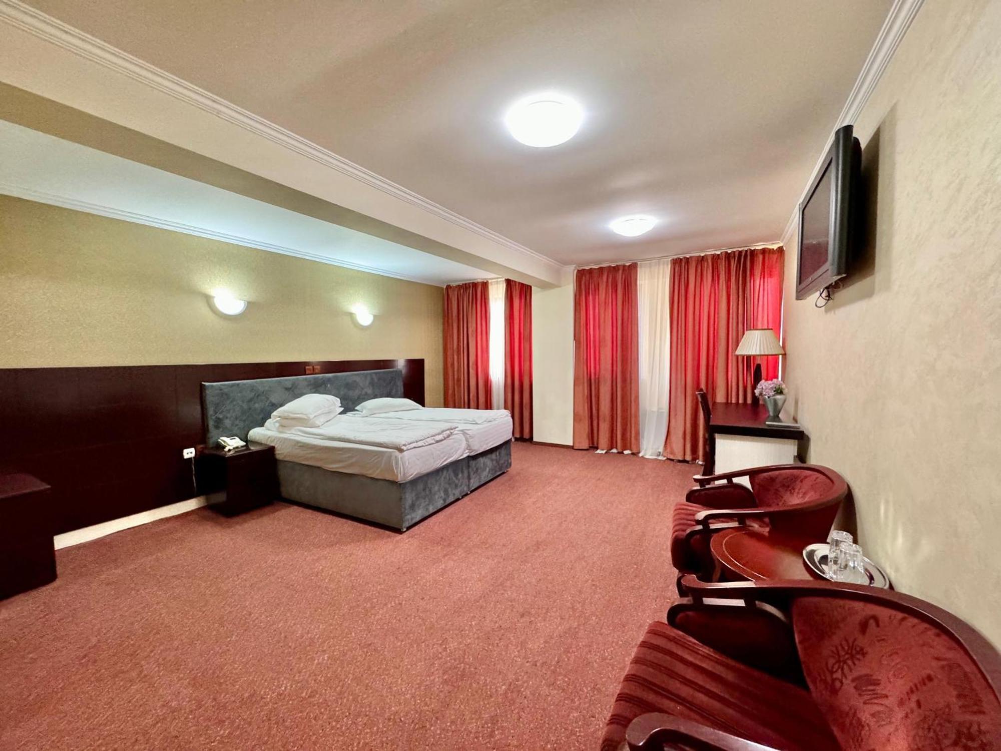 Hotel Helin Aeroport - Craiova Kültér fotó