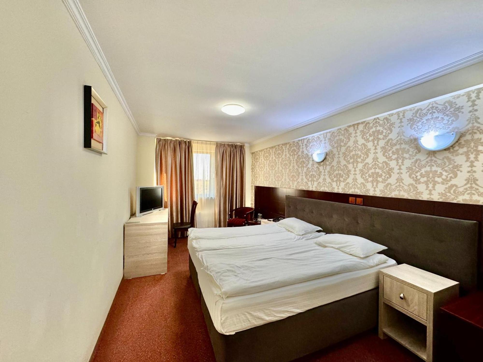 Hotel Helin Aeroport - Craiova Kültér fotó