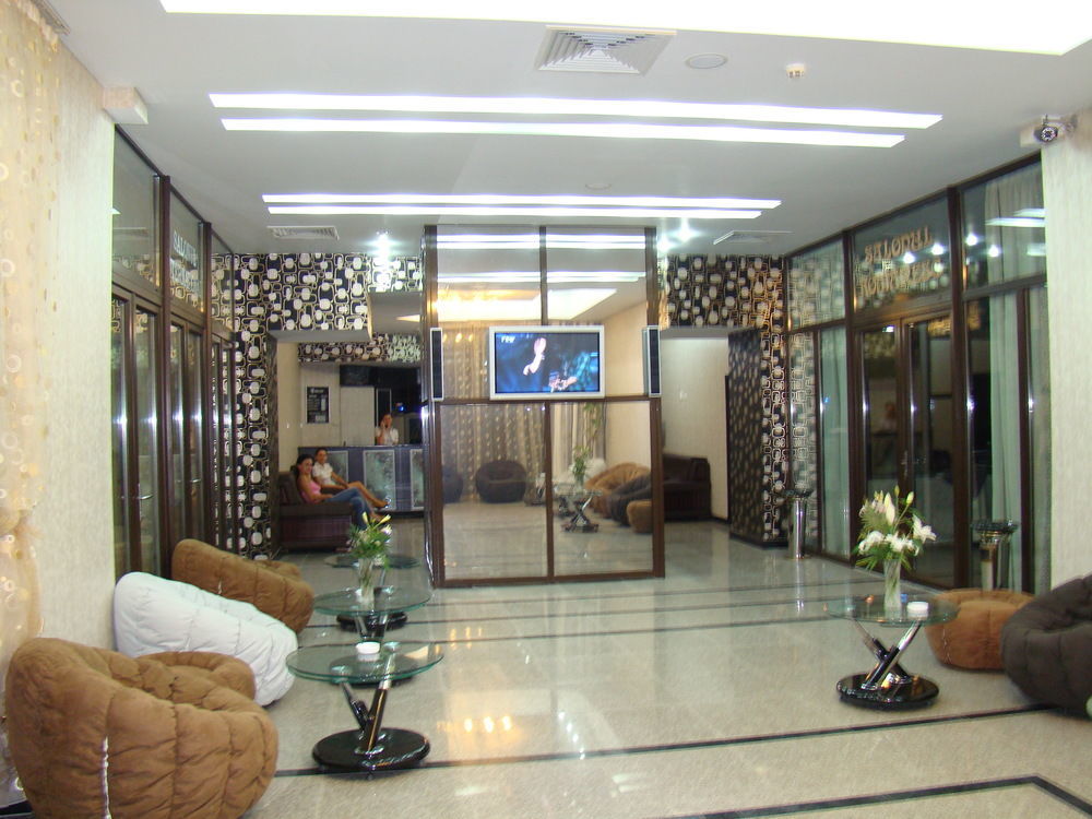 Hotel Helin Aeroport - Craiova Kültér fotó