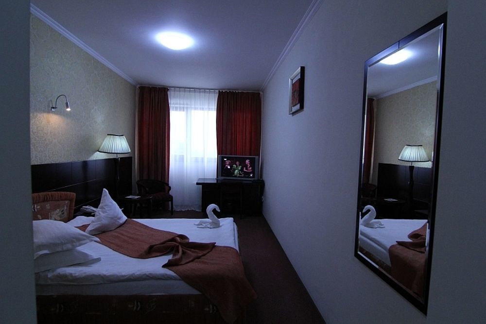 Hotel Helin Aeroport - Craiova Kültér fotó