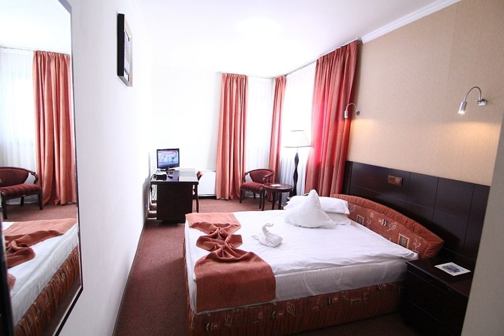 Hotel Helin Aeroport - Craiova Kültér fotó