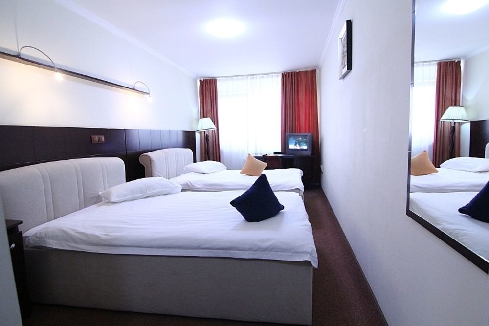 Hotel Helin Aeroport - Craiova Kültér fotó