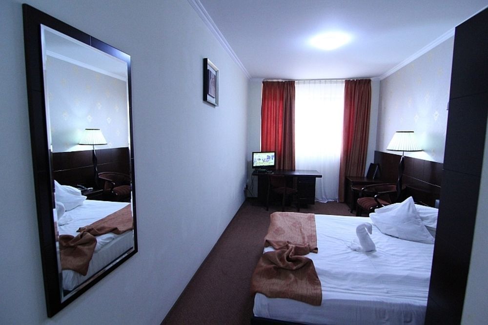 Hotel Helin Aeroport - Craiova Kültér fotó