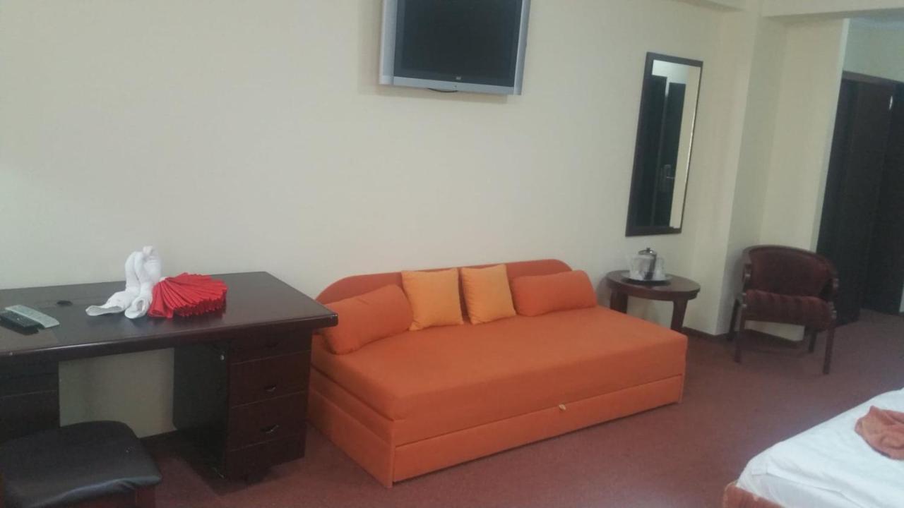 Hotel Helin Aeroport - Craiova Kültér fotó
