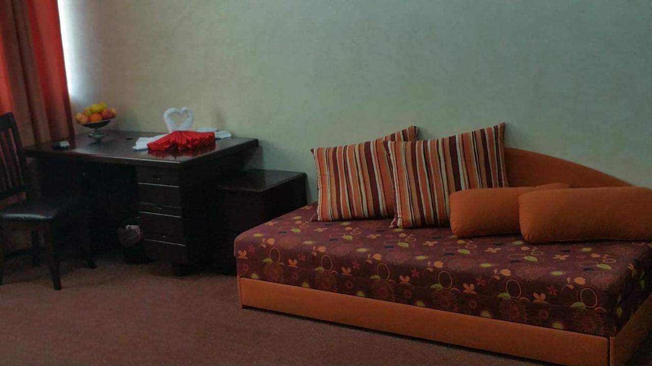 Hotel Helin Aeroport - Craiova Kültér fotó