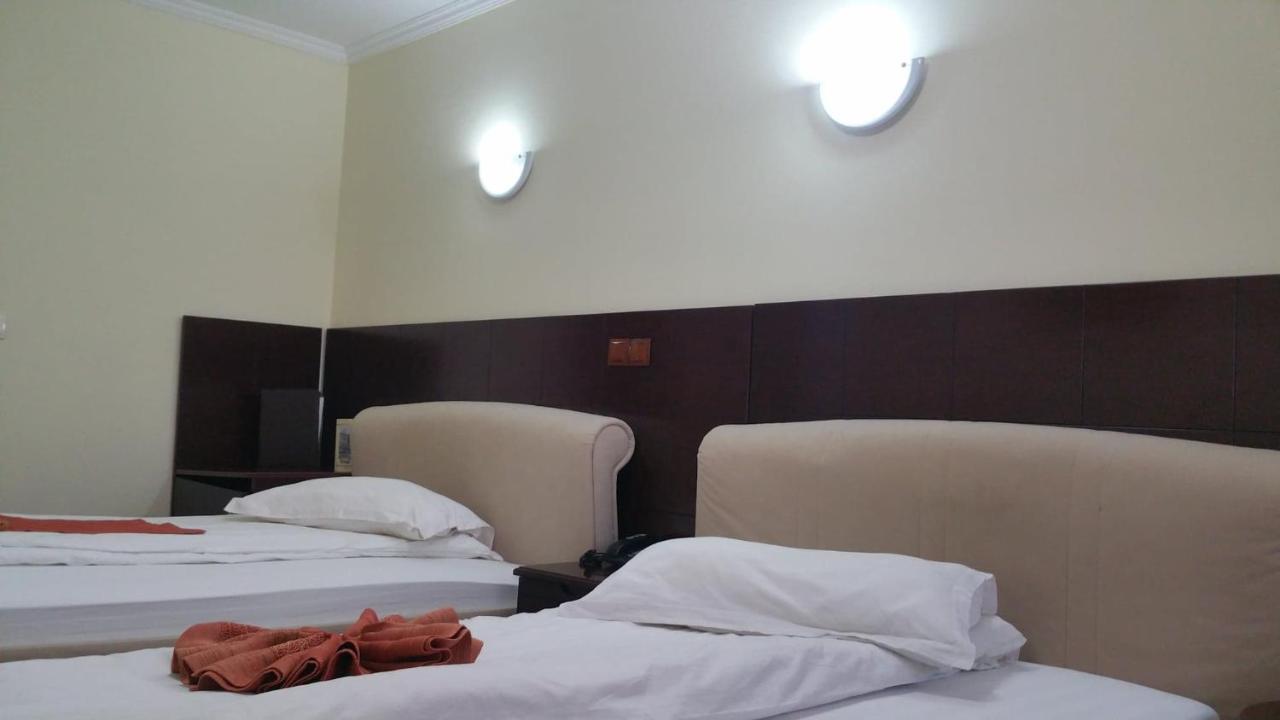 Hotel Helin Aeroport - Craiova Kültér fotó