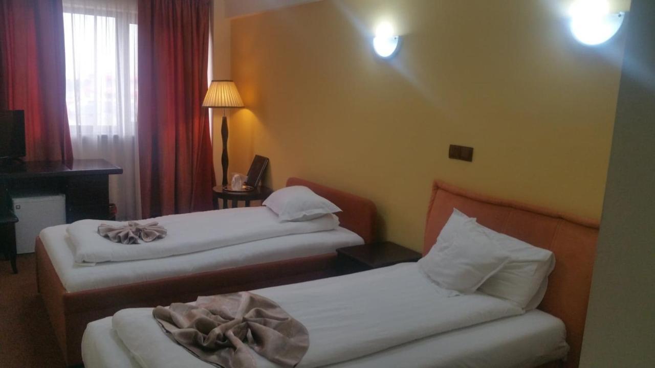 Hotel Helin Aeroport - Craiova Kültér fotó