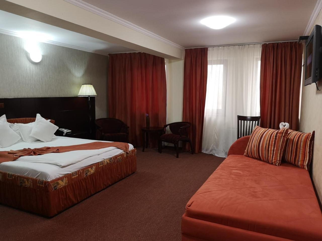 Hotel Helin Aeroport - Craiova Kültér fotó