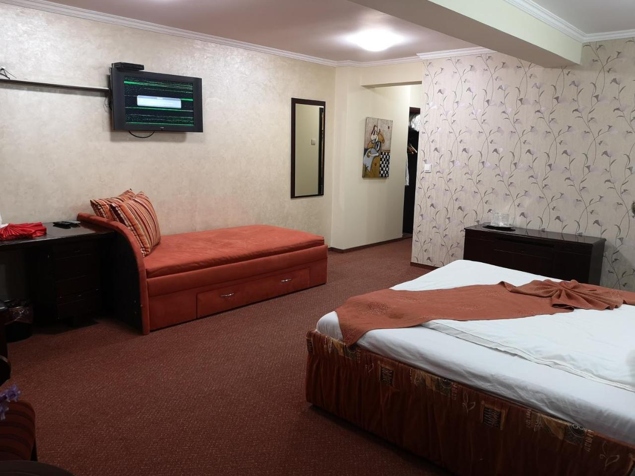 Hotel Helin Aeroport - Craiova Kültér fotó